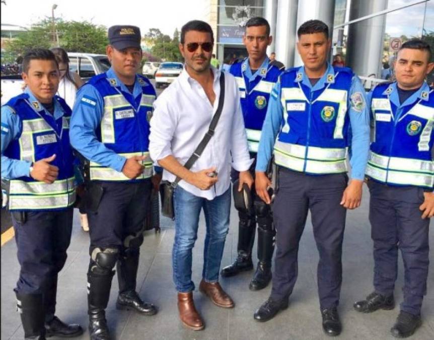 El mexicano se mostró carismático con todo su público y hasta aprovechó para retratarse con la escolta policíaca que los resguardó a su llegada a Honduras.