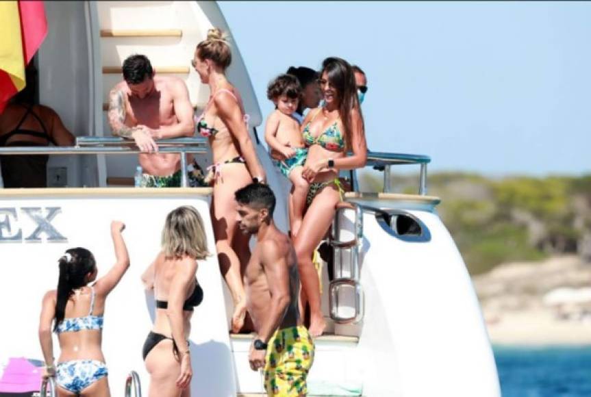 Messi y Antonela ha disfrutado las vacaciones junto a Luis Suárez y su pareja Sofía Balbi. Todos son muy amigos.