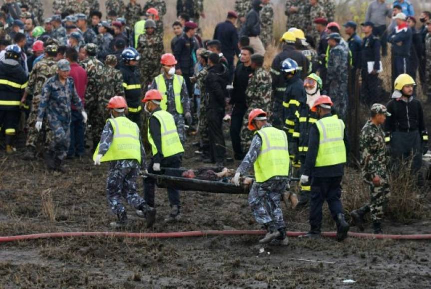 Varias imágenes mostraban los restos del aparato en llamas, que los rescatistas tuvieron que cortar para buscar a las víctimas.