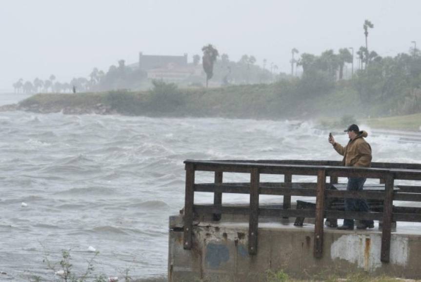 El huracán se convirtió horas antes en un 'poderoso' ciclón de categoría 3.