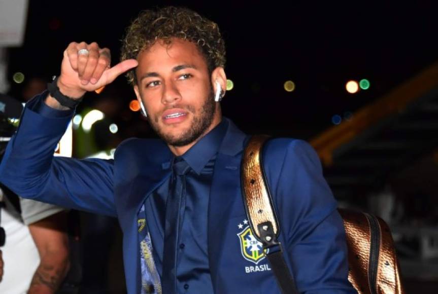 De acuerdo a lo que publicó el diario británico The Sun, la mochila personalizada de Neymar lleva la cara de sus padres, de su hijo y de su hermana y cuesta unos 1000 dólares (25 mil pesos). ¡Un verdadero lujito!