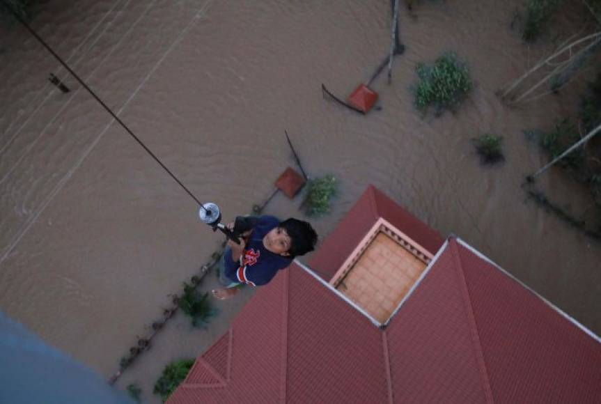 Los socorristas no bajan la guardia para rescatar a personas aisladas en sus hogares inundados o para distribuir agua y alimentos en las zonas afectadas, apoyados de decenas de helicópteros y cientos de embarcaciones.