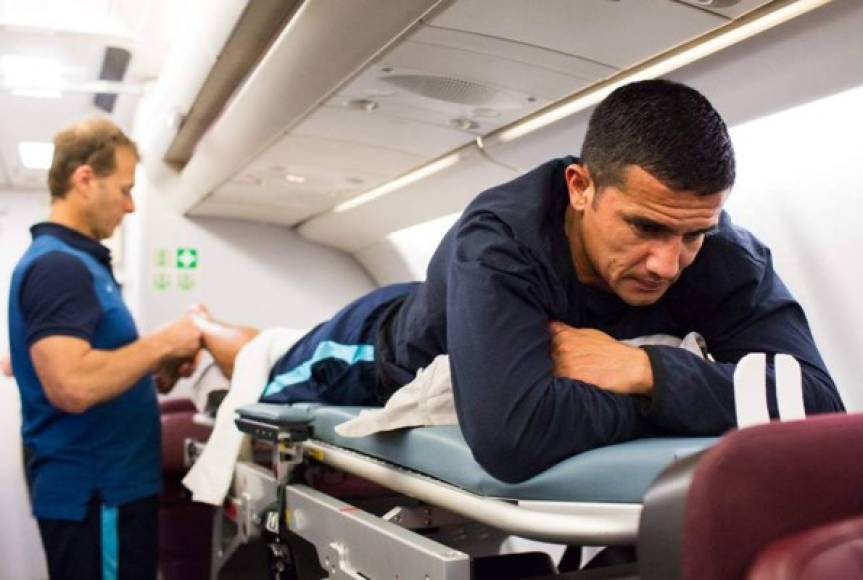 En la parte posterior del avión, el equipo de acondicionamiento físico instaló su sala de tratamiento improvisada, dispensando masajes y tratando los cuerpos doloridos. Tim Cahill fue tratado durante el vuelo.