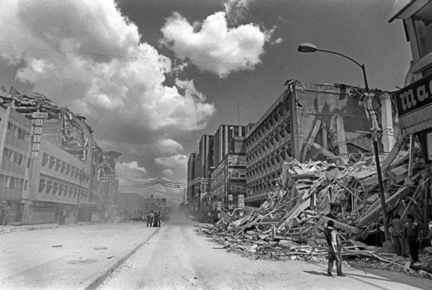 A pesar de la magnitud de la tragedia, el entonces presidente Miguel de la Madrid (1982-1988) prohibió la participación militar en las labores de rescate y rechazó la ayuda internacional.