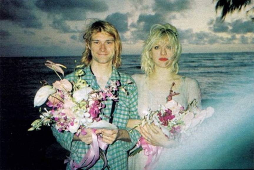 9- Kurt Cobain y Courtney Love se conocieron en enero de 1990 en un club nocturno en Portland, pero se juntaron hasta fines de 1991. Love descubrió que estaba embarazada en 1992, y en febrero la pareja se casó en Waikiki Beach, Hawai. La novia llevaba un vestido de raso y encaje que una vez perteneció a la actriz Frances Farmer, el novio vestía pijama. Cuando se le preguntó acerca de su relación con Love, Cobain respondió con una mezcla característica de lo poético y lo profano: 'Es como el agua Evian y el ácido de la batería. Y cuando mezclas los dos? Recibes amor '.