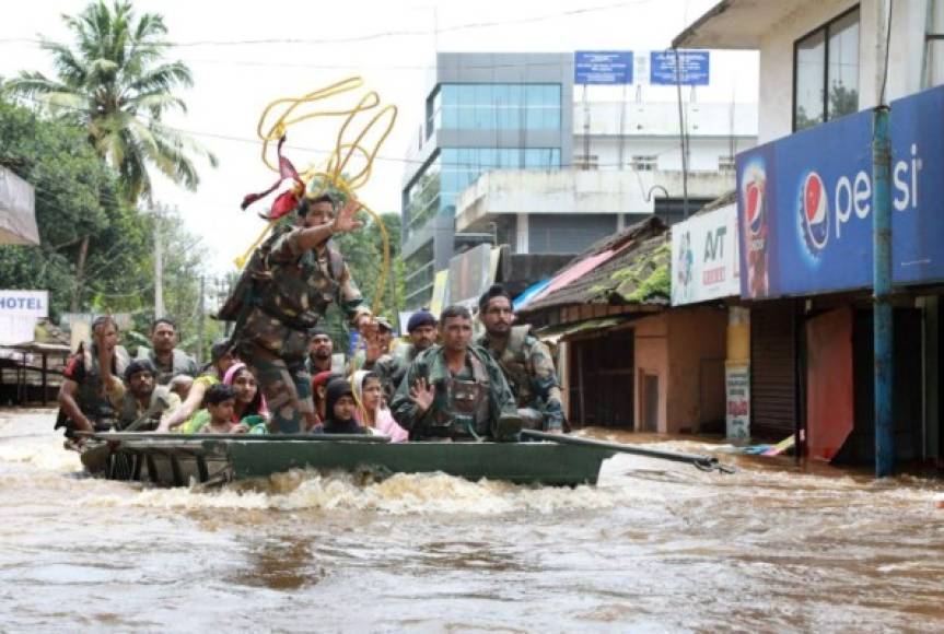 Miles de personas se encuentran aisladas por las inundaciones en el turístico estado de Kerala, India, donde las peores riadas del siglo ya dejaron más de 370 muertos a causa de las lluvias torrenciales que no dan tregua.