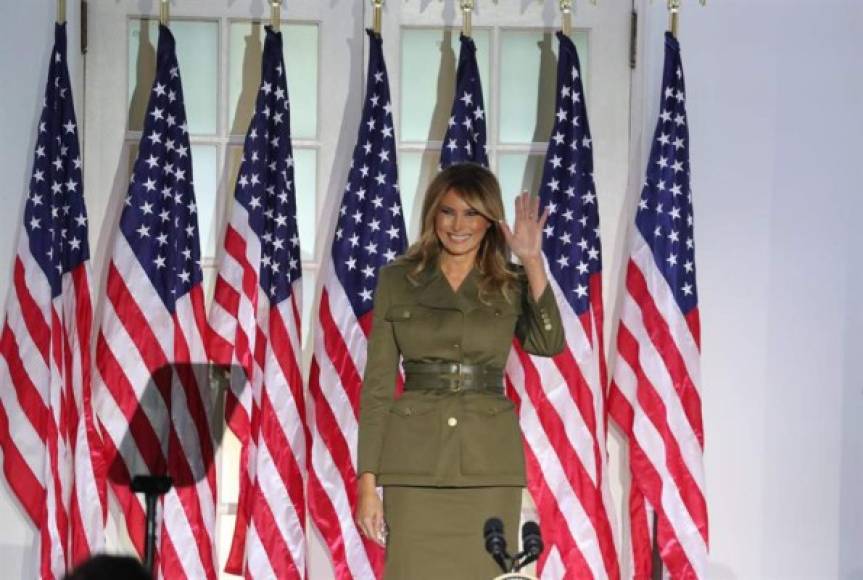 La primera dama, que acostumbra a usar su vestuario para enviar fuertes mensajes, hizo un guiño a los militares con el acertado atuendo, deslumbrando en la convención republicana.