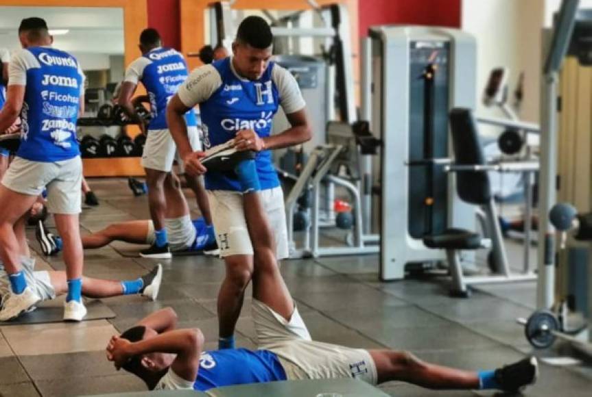 El mediocampista Bryan Acosta se unió a la selección de Honduras y lució concentrado en los trabajos de gimnasio.