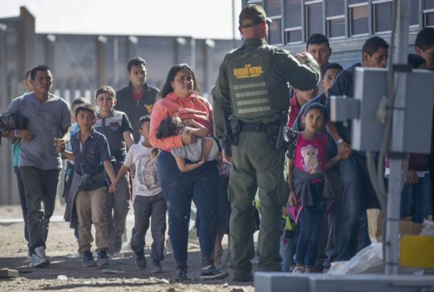 La crisis migratoria en la frontera sur de Estados Unidos desborda a la Patrulla Fronteriza que se ha visto obligada a encerrar a unos 900 inmigrantes en un centro de detención diseñado para 120 personas, provocando una situación de 'hacinamiento peligroso', según determinó una inspección oficial del Gobierno de EEUU.