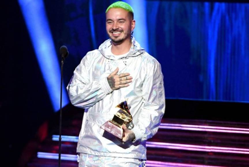 El segundo lugar lo ocupa el colombiano J. Balvin, cuyos videos fueron vistos 7,100 millones de veces. Tiene cuatro videos con 1,000 millones de vistas.<br/>