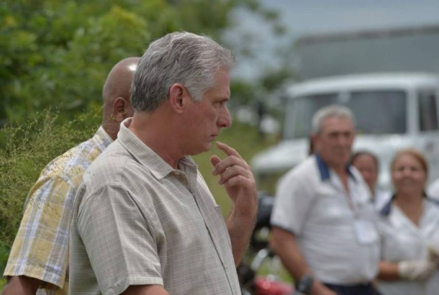 El presidente cubano Miguel Diaz-Canel llegó al lugar de inmediato. / AFP PHOTO / Yamil LAGE