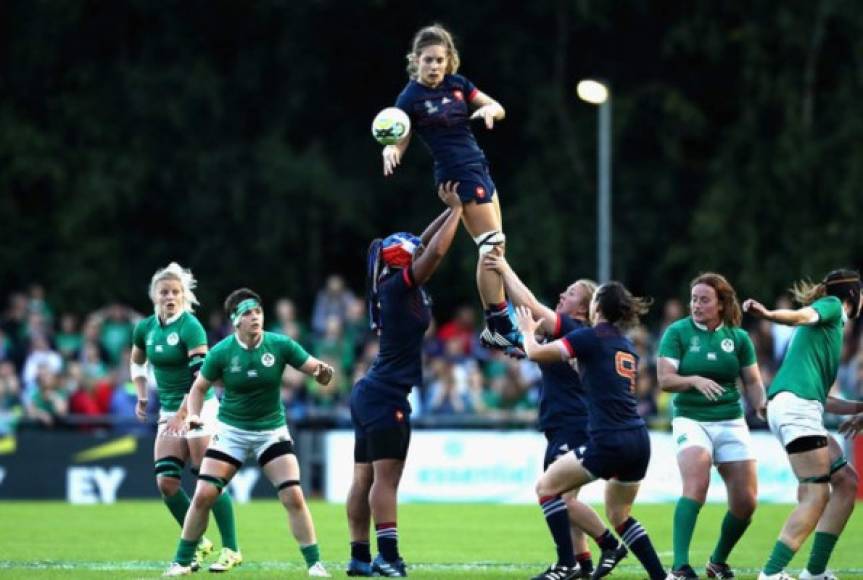 RUGBY. Atrapada francesa. La francesa Marjorie Mayans gana el balón frente a las irlandesas en el partido de la Copa Mundial en el UCD Bowl, de la ciudad de Dublín, Irlanda.