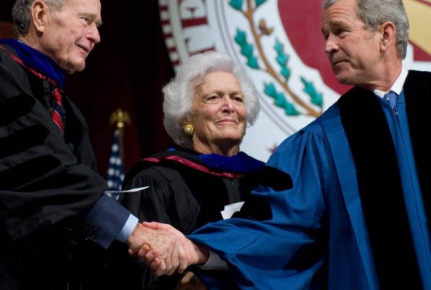 La tarde de este martes murió Barbara Bush (92), quien fue esposa y madre de los expresidentes George H. W. Bush (93) y George W. Bush (71), con quienes sale en la imagen. Fotografía AFP.