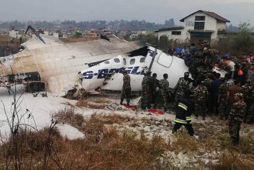 Según testigos, el avión se estrelló al realizar su segundo intento de aterrizaje y se incendió tras detenerse en el campo de fútbol.