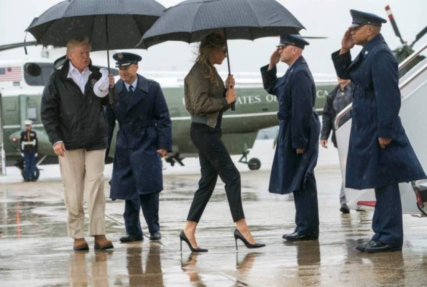 La primera dama estadounidense Melania Trump acompañó al presidente Donald Trump en un recorrido por el estado de Texas para evaluar los daños causados por el huracán Harvey que ha provocado severas inundaciones en Houston dejando miles de damnificados y al menos 10 muertos.