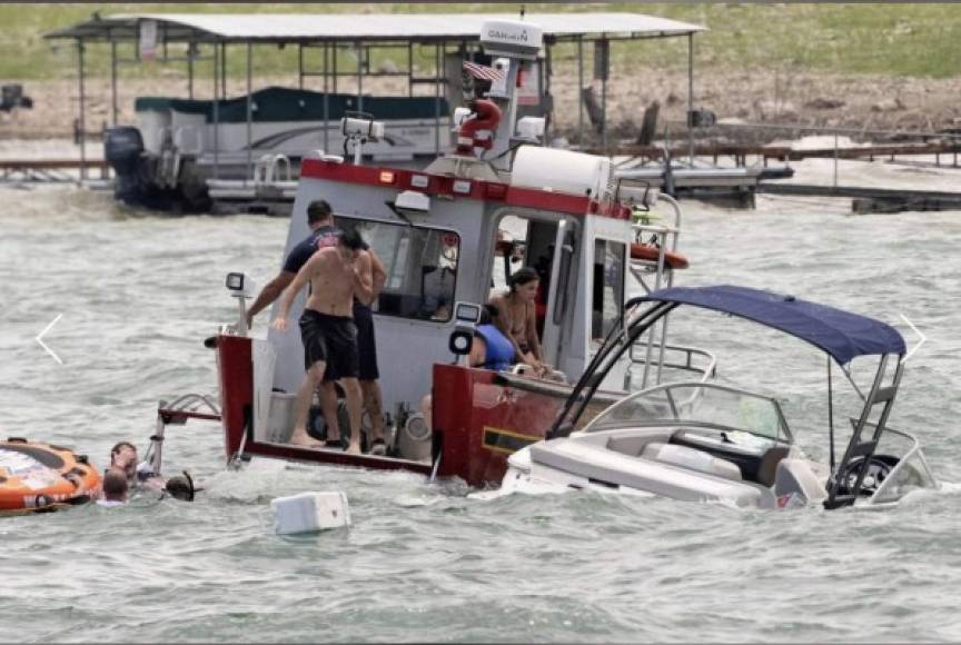 El desfile en el que al menos cuatro embarcaciones se hundieron ocurrió en el lago Travis, en el estado de Texas.