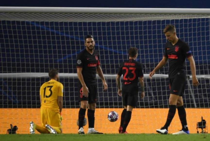 Los jugadores del Atlético se lamentan tras el gol de Dani Olmo.