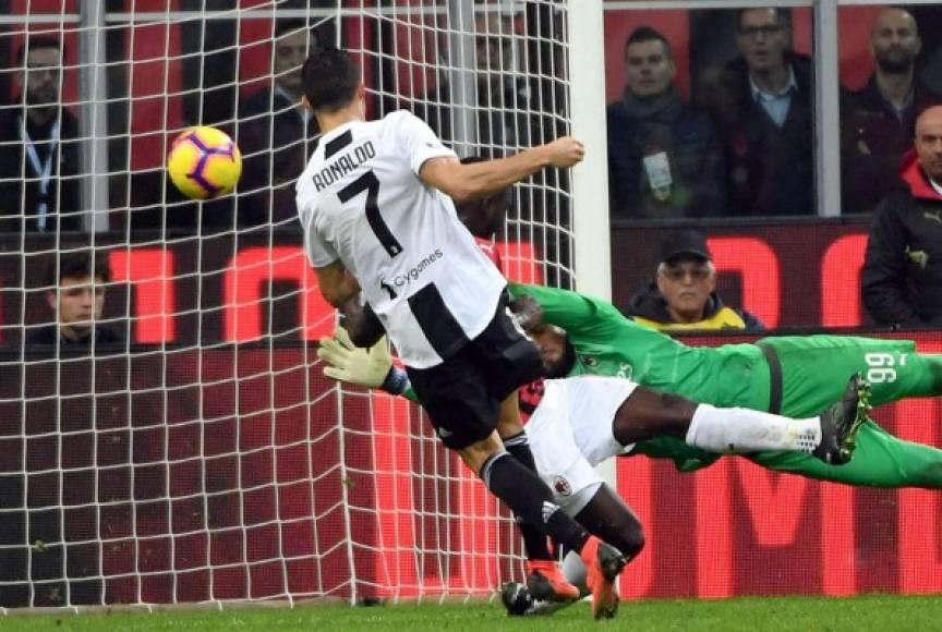 En el segundo tiempo, Cristiano Ronaldo tuvo su oportunidad y marcó de esta manera contra el Milan para el 0-2 de la Juventus. Foto AFP