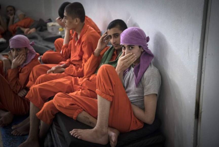 La mayoría de los reclusos son sirios o iraquíes, y entre los detenidos árabes hay tunecinos, marroquíes y sauditas.