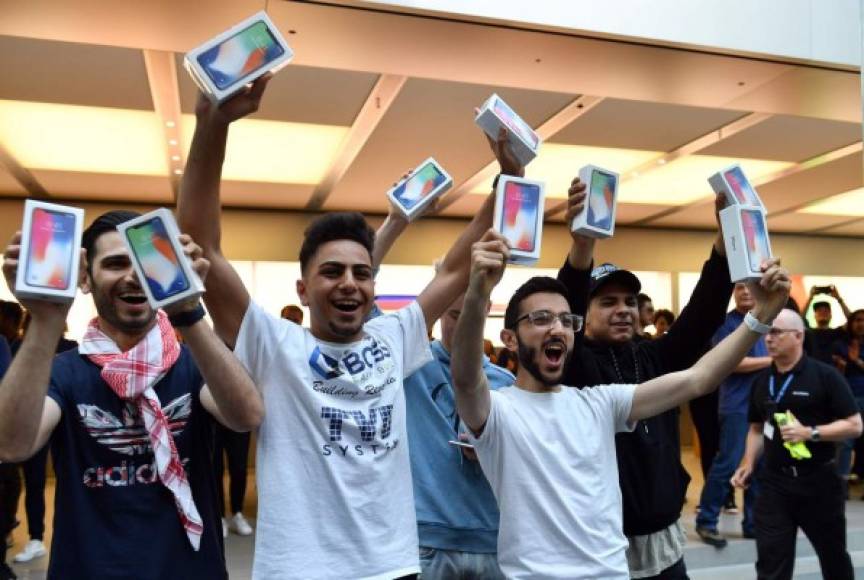 Las ventas mundiales del costoso iPhone X comenzaron el viernes con las tiendas del gigante californiano Apple tomadas por largas filas de seguidores, deseosos de adquirir este celular inteligente que conmemora el décimo aniversario del modelo emblemático de la marca.