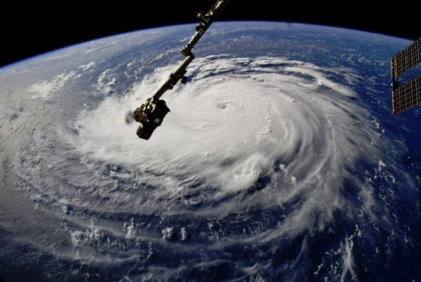 'Florence ha continuado fortaleciéndose rápidamente', escribió el NHC al actualizar a 4 la potencia del huracán, poco después de que llegara a la categoría 3 y se convirtiera en una tormenta 'extremadamente peligrosa'. La NASA publicó imágenes del ciclón tomadas desde la Estación Espacial Internacional.