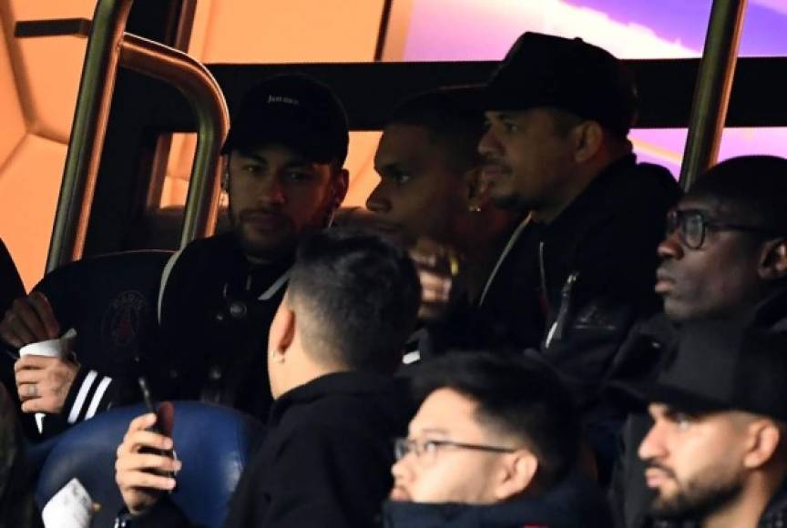 Neymar vivió el partido desde el palco del PSG. El brasileño es baja por una lesión.