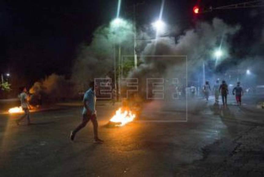 Las llantas quemadas iluminan la noche en Managua. Las acciones de protesta se prolongaron hasta mucho después que se pusiera el sol.