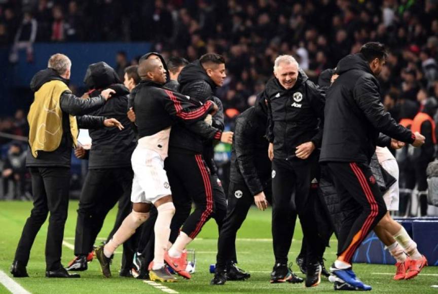 Los jugadores y cuerpo técnico del Manchester United celebrando al final del partido.