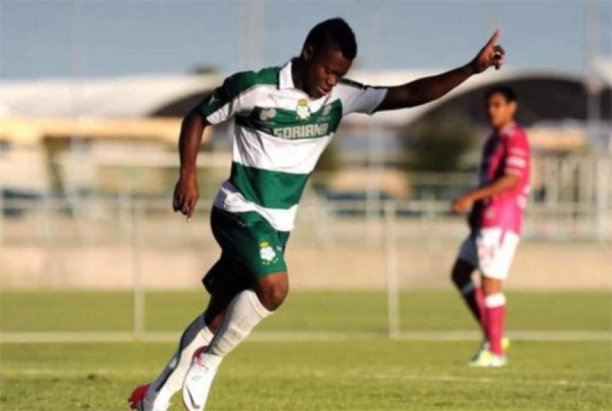 Lacayo cumple el 30 de mayo cuatro años de vivir en México, en Santos Laguna no ha podido destacar y está a la espera de poder debutar en la primera . No descarta jugar en Honduras.