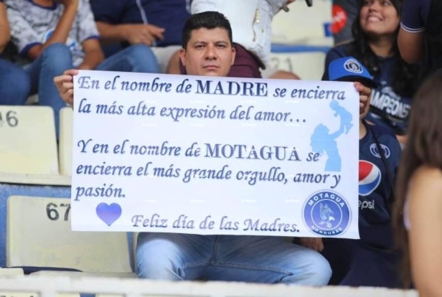 Este aficionado del Motagua llegó un peculiar mensaje en donde mezcló el Himno de la Madre y su sentimiento al club azul.