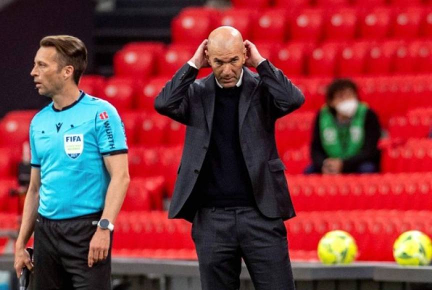 La preocupación de Zinedine Zidane en San Mamés con el marcador 0-0 entre Athletic de Bilbao y Real Madrid.