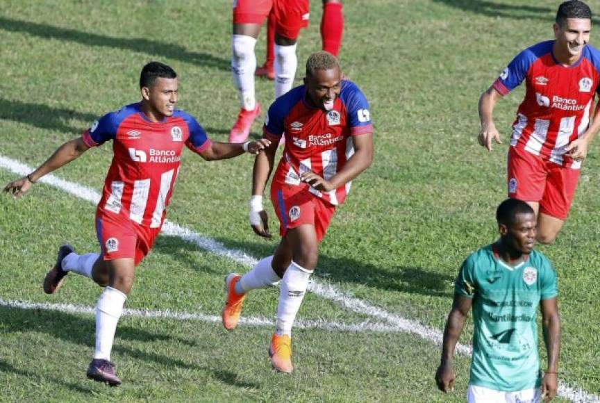 Deiby Flores (centro) celebrando su gol, corriendo con Edwin Rodríguez y Johnny Leverón.