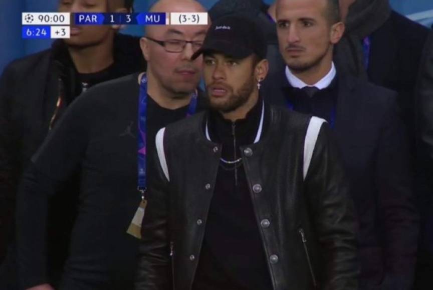 Sobre el final del partido, Neymar bajó del palco para estar a la orilla del campo y animar a sus compañeros.