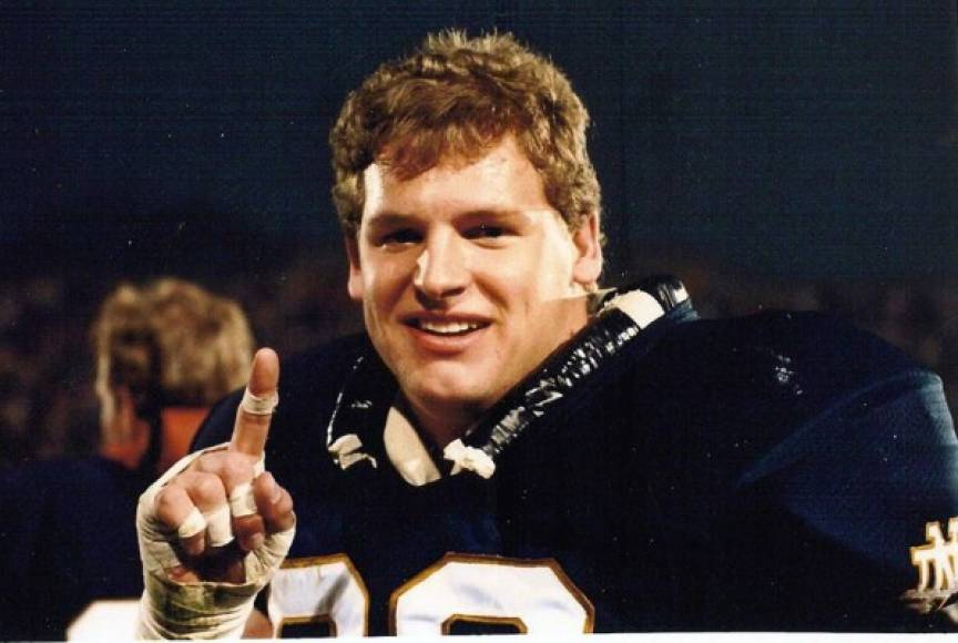 Jeffrey Lawrence Alm. El jugador de fútbol americano, quien formaba parte de los Houston Oilers de la NFL, se suicidó en diciembre de 1993. Alm provocó la muerte de su mejor amiga al conducir un coche en estado de ebriedad. Tras el accidente automovilístico, el deportista de 25 años decidió acabar con su vida y se pegó un tiro en la cara.