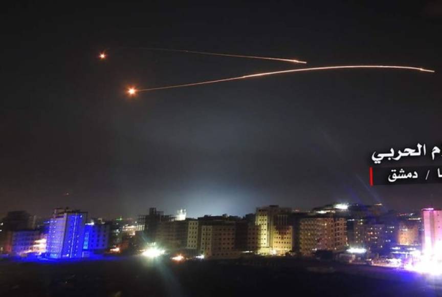 Israel llevó a cabo decenas de ataques aéreos mortales contra infraestructuras iraníes en Siria el jueves de madrugada, en represalia por disparos de cohetes contra sus posiciones en el Golán, en una escalada de tensión que alarma a la comunidad internacional.