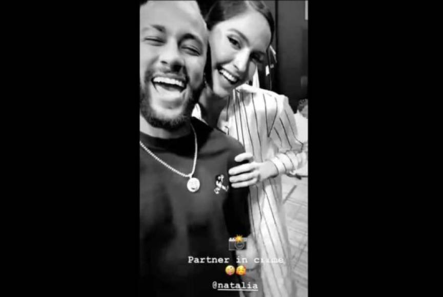 El futbolista también decidió compartir anteriormente en sus historias de Instagram un video en el que aparece junto Natalia y, tras presentarla como “su compañera de crimen”, ella le responde con un “te amo”.