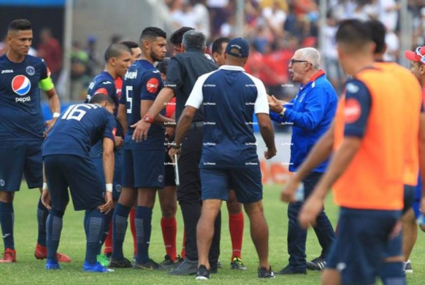 Al final del primer tiempo, el entrenador Manuel Keosseián se enfadó cuando iba a los camerinos y tuvo que ser controlado por la plantilla del Motagua.