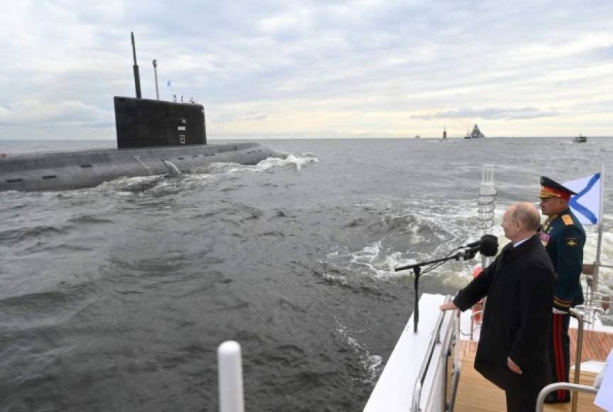 El presidente Vladimir Putin presumió del poderío de la flota rusa afirmando que es capaz de detectar y destruir 'cualquier objetivo', durante un gran desfile naval en San Petersburgo al que asistió.