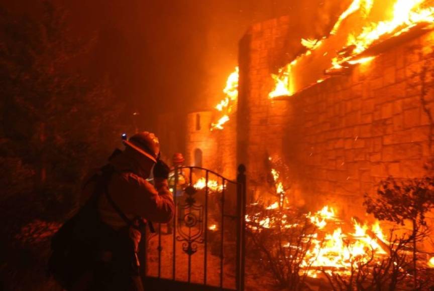 Al menos 2.200 viviendas estaban amenazadas por varios incendios en el área que los bomberos han denominado Glass, que ha quemado al menos 1.135 hectáreas después que comenzó en pastizales cerca del parque Deer, informaron los bomberos.