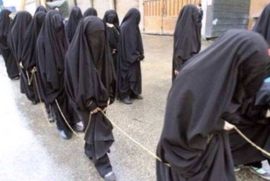 Algunas de las mujeres también son reclutadas y convertidas en esclavas sexuales de los yihadistas.