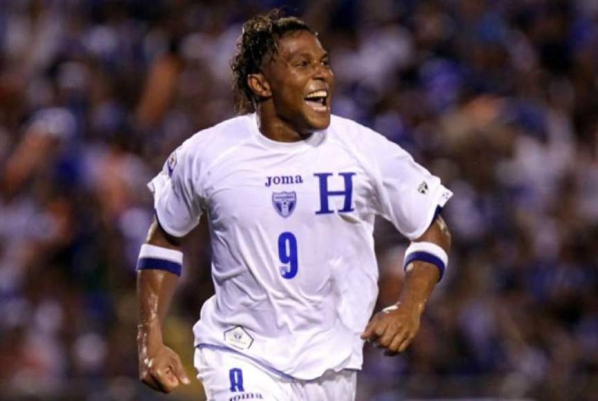 Carlos Pavón - Arnold Cruz colocó a la 'Sombra Voladora' como uno de sus delanteros en el 11 ideal. Es además, el goleador histórico de la Selección de Honduras.
