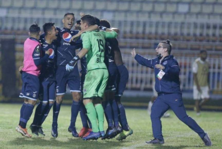 La celebración de los jugadores del Motagua tras conseguir la clasificación a los octavos de final de la Liga Concacaf.