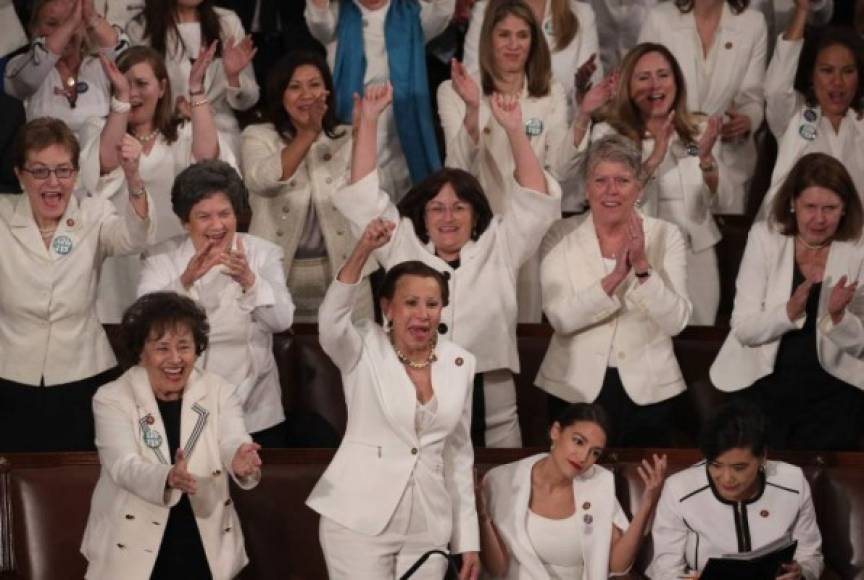 Las legisladoras demócratas de ambas cámaras del Congreso vistieron este martes de blanco para asistir al discurso del Estado de la Unión.<br/><br/>El color fue para destacar el poder femenino en el hemiciclo y conmemorar el acceso al voto de las mujeres.