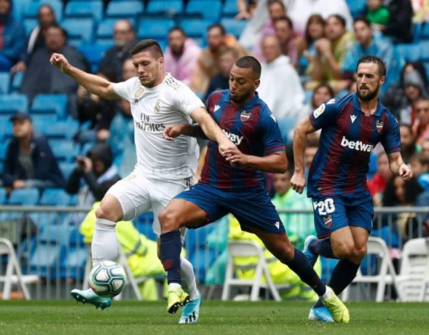 Luka Jovic vio minutos en el partido al entrar de cambio por Benzema.