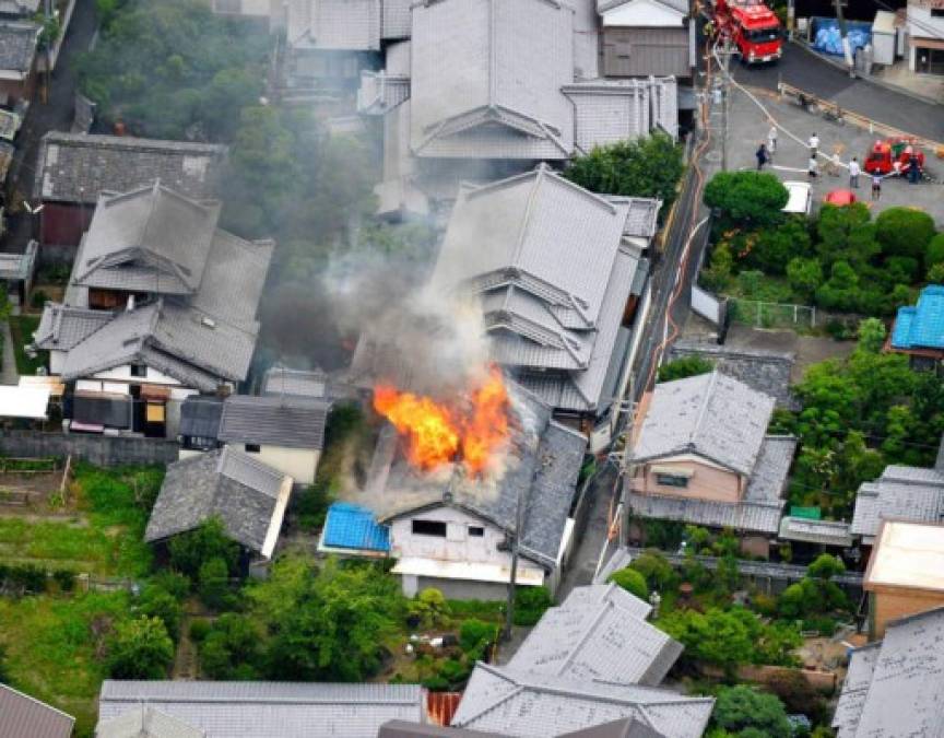 Varios edificios en las ciudades de Osaka y Takatsuki se derrumbaron y al menos seis se incendiaron, según confirmó el servicio de bomberos nipón, que apuntó a que algunas personas podrían permanecer atrapadas.