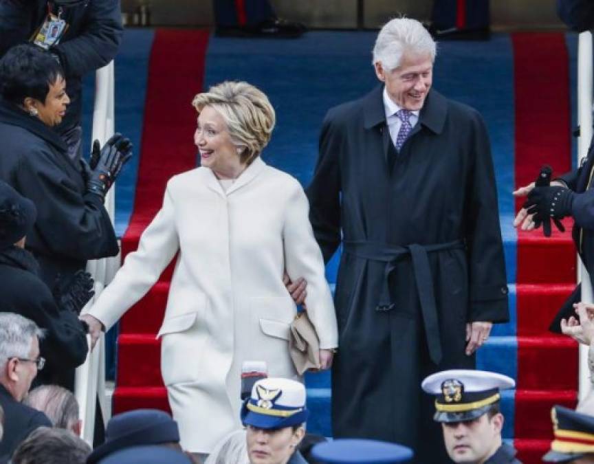 Su derrota electoral no fue impedimento para que Hillary Clinton asistiera la investidura de Trump en compañía de si esposo Bill.