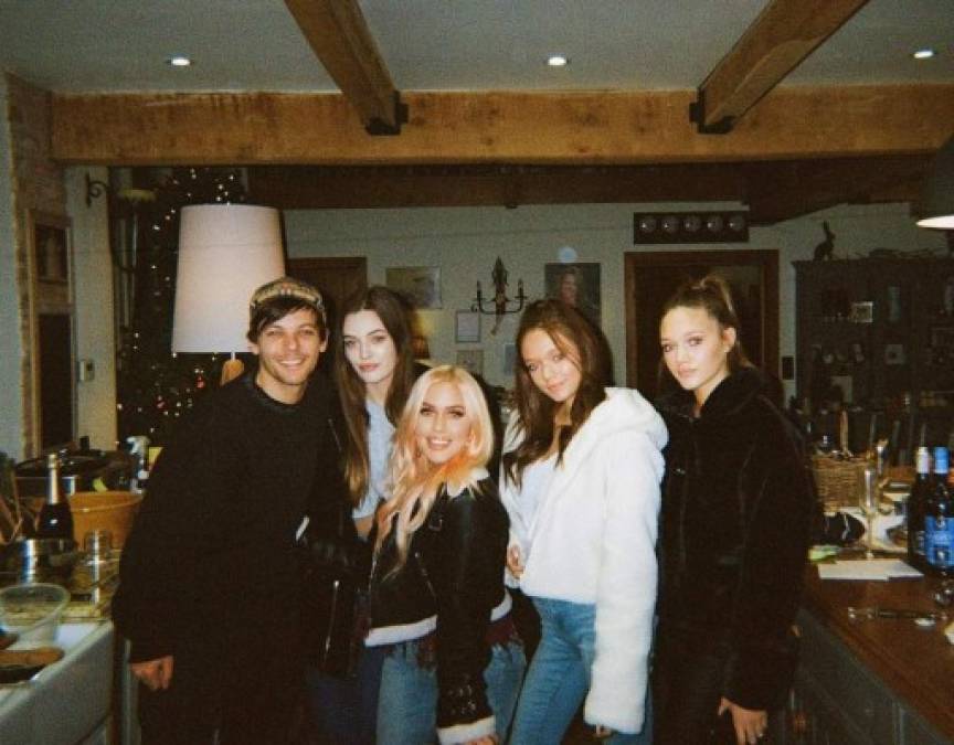 Louis y Félicité tienen otros hermanos: Charlotte, Georgia y las gemelas Phoebe y Daisy. Louis es el mayor.<br/><br/><br/>