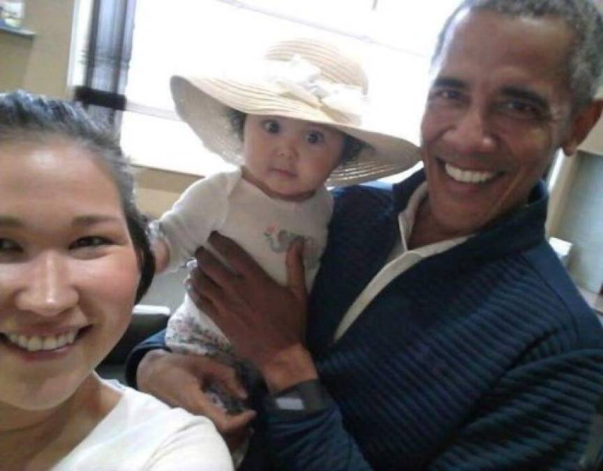 Barack Obama posó para una selfie junto a una madre y su pequeña hija en un aeropuerto en Alaska pero un detalle a saltado a los ojos de todos.<br/><br/>