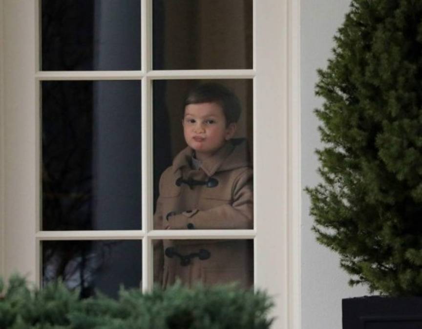 El pequeño Joseph Kushner observa los fotógrafos apostados en las afueras de la oficina del presidente Trump.