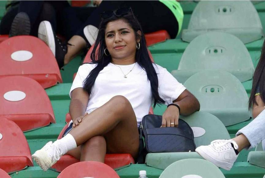 Ella cruzó las piernas y se preparó para ver el partido entre Marathón y Motagua.